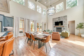 Deluxe Riverfront Cabin in Broken Bow with Hot Tub!